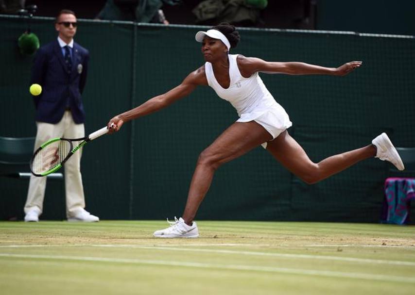 Venus Williams in allungo durante il match contro la britannica Johanna Konta, A 37 anni la tennista statunitense approda ancora una volta in finale a Wimbledon battendo l&#39;avversaria con il punteggio di 6 -4 , 6 - 2. (Epa)